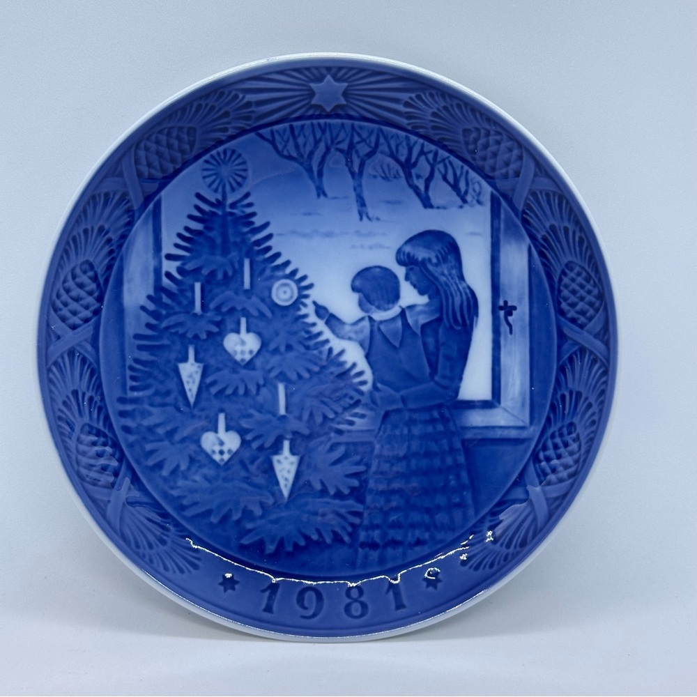 VTG Royal Copenhagen 1981 Admiring The Christmas Tree Christmas Plate Decorative